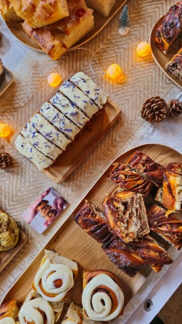 UTILE 2024 🎄🍾

Retour avec quelques images sur cette superbe journée de dimanche 1er décembre, lors de ma 4e participation au marché @u_t_i_l_e à la Bellevilloise.
Merci @colineoliviero pour l'organisation. Merci à @colloque.cool pour la musique 🎶 et merci à tous d'être venus nous voir si nombreux, et pour les merveilleux retours que vous avez pu me faire tout au long de la journée !

Tout à été vendu et nous sommes rentrés les mains vides grâce à vous 😁😍 (j'avoue on a même pas pu se garder une part de marbré 🙄)

Et merci à @cecilecarap et @stephcesne pour leur précieuse aide à nouveau : la centaine de cafés, les 80 tranches de fromage à raclette fondues et les 40 sandwichs, les 14L de cidre chaud et la citronnade "presque improvisée" minute 😅

A très vite pour un prochain event ! 😘

#derivessucrees #patisserie #artisanpatissier #christmasmarket #marcheutile #ceramique #hotcider #sandwichraclette #cookies #patisserieparis #marchedenoel #christmasvibes #carrotcake #mulledcider #homemade #artisan #smorescookies #babka #chocolatebabka #cinnamonrolls