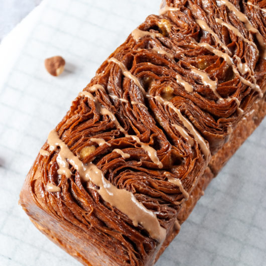 Brioche feuilletée chocolat garnie de praliné et gianduja